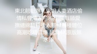 可爱迷人的卷发小姐姐脱光展示身材，小娇乳好想捏一把。